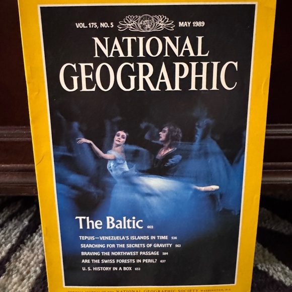 National Geographic Complete 1989 Issues with Maps - Picture 6 of 13